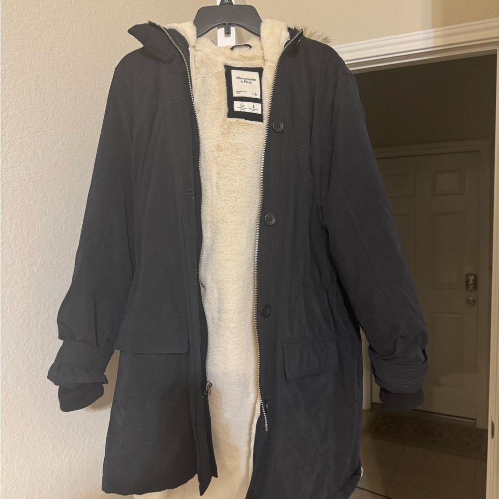 New without tags  large Navy Parka Coat with Cream Lining and faux fur trim !